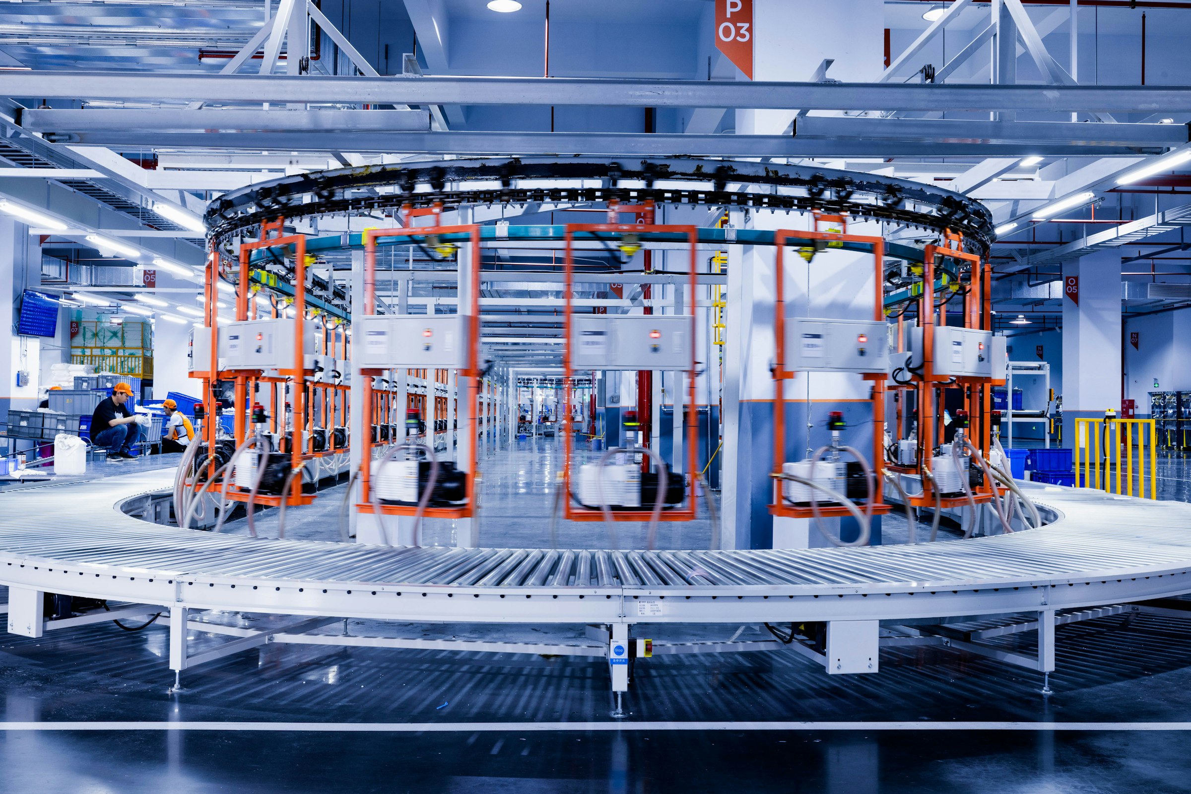 Moderne productielijn met geautomatiseerde transportsystemen